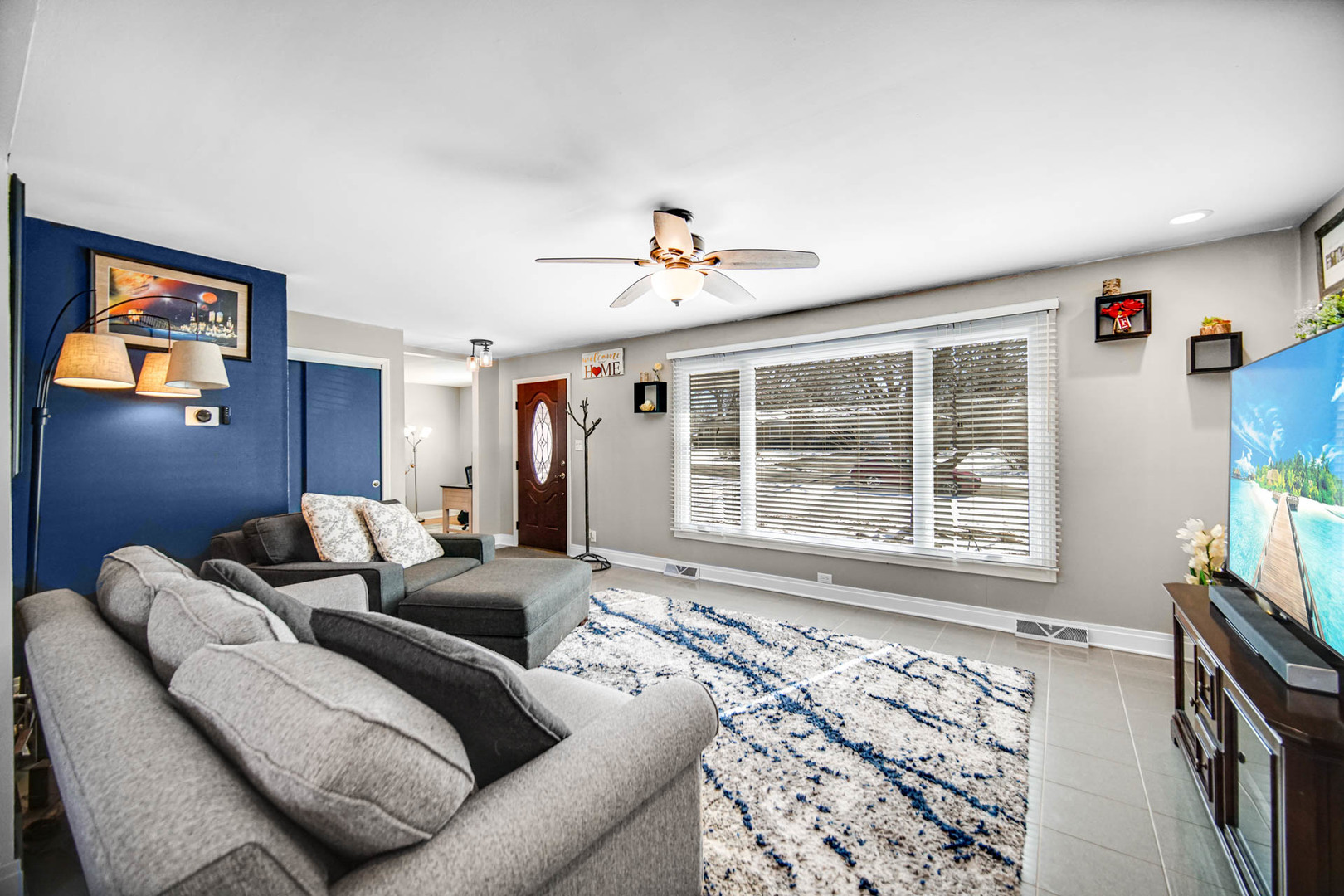 2425 Suffolk Lane Joliet, IL 60433 - Photo 5 of 24 a living room with furniture and a window
