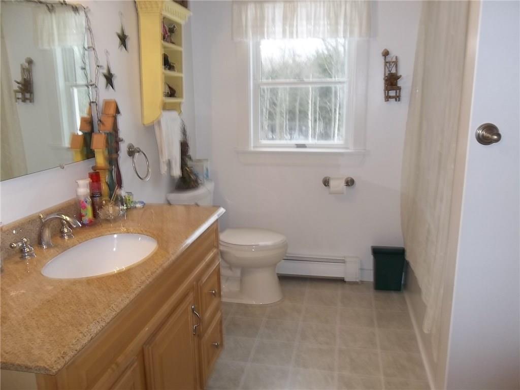 25 Linscott Road Jefferson, ME 04348 - Photo 5 of 29 Upstairs bath w/tub.
