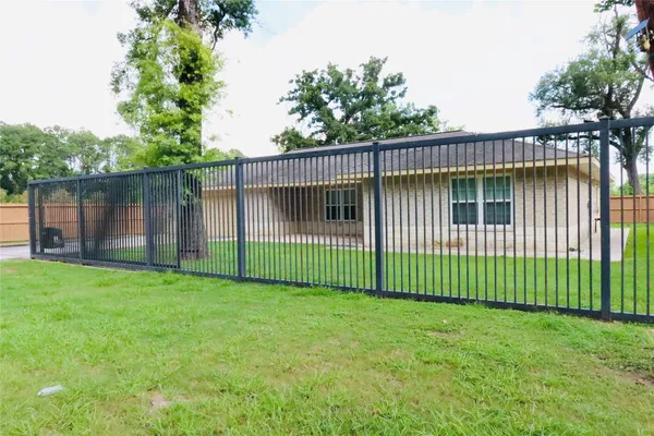 $3,000 | 13121 Unison Road, Houston, TX 77044