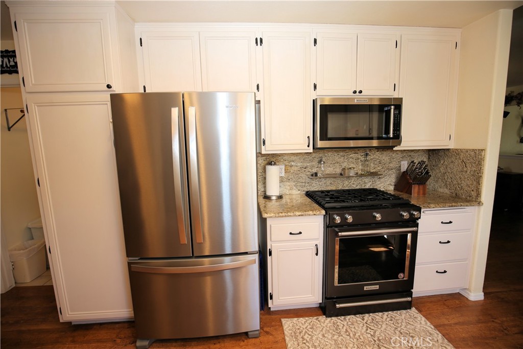 171 Bridgegate Lane Paso Robles, CA 93446 - Photo 12 of 37 a kitchen with stainless steel appliances a refrigerator stove and microwave