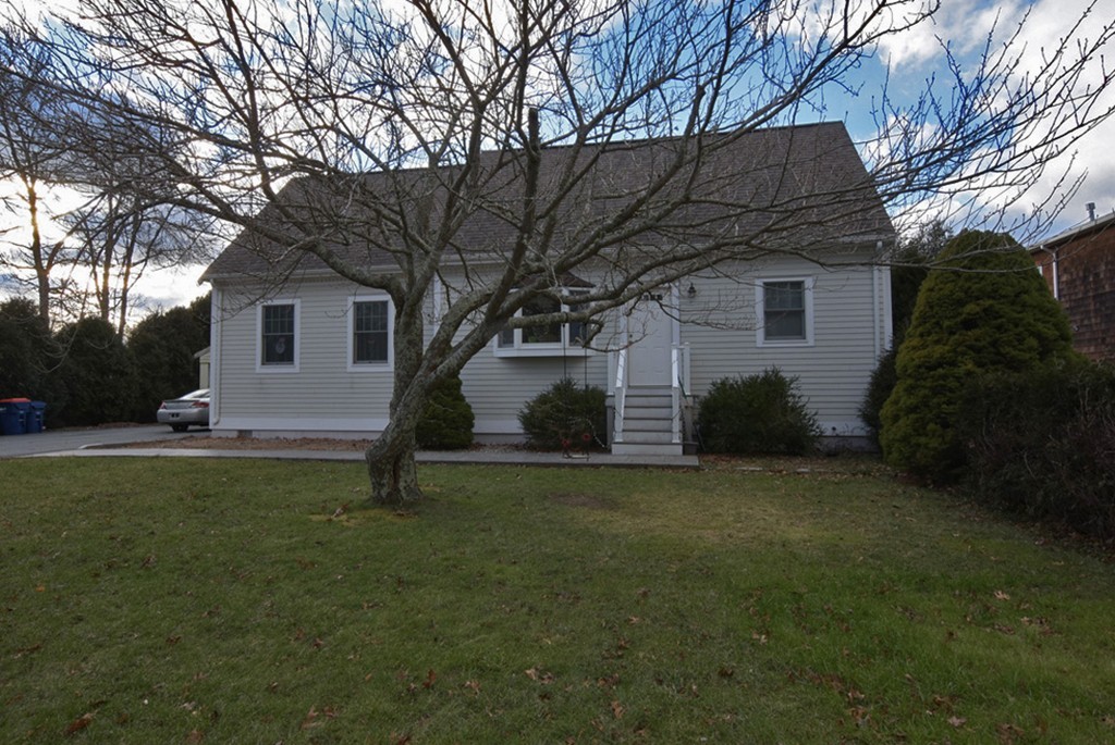 a view of a house with a yard