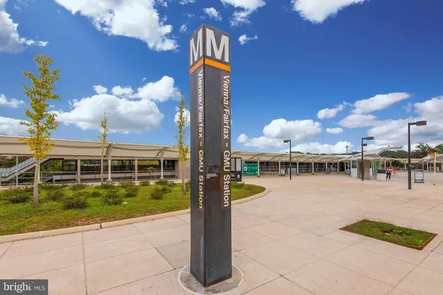 $2,850 | 9523 Bastille Street, Unit 1404, Fairfax, VA 22031