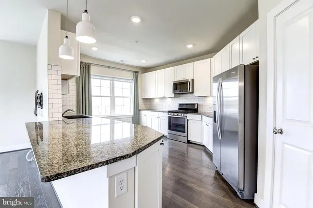 $2,850 | 9523 Bastille Street, Unit 1404, Fairfax, VA 22031