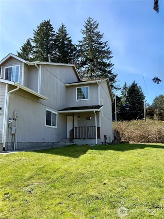 a view of a house with a yard