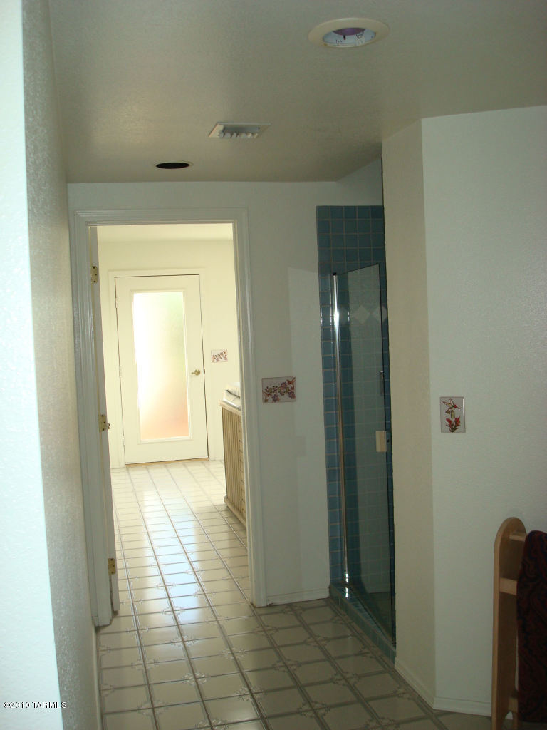 9985 North Desert Sky Road Oro Valley, AZ 85737 - Photo 23 of 43 wooden floor with a mirror