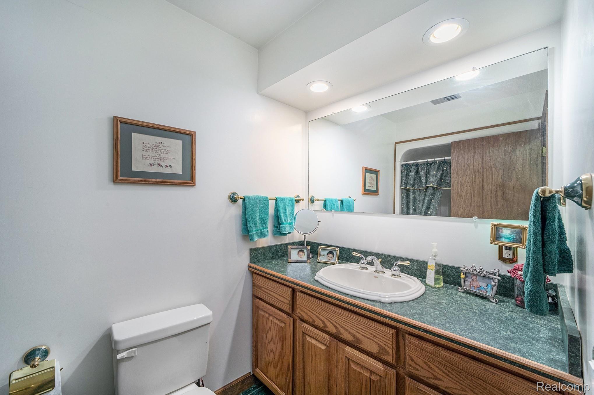 9705 Pine Knob Road Clarkston, MI 48348 - Photo 16 of 40 Full Bathroom on 1st floor.jpg