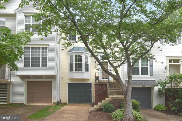 $3,200 | 5843 Wye Oak Commons Court, Unit 39, Burke, VA 22015