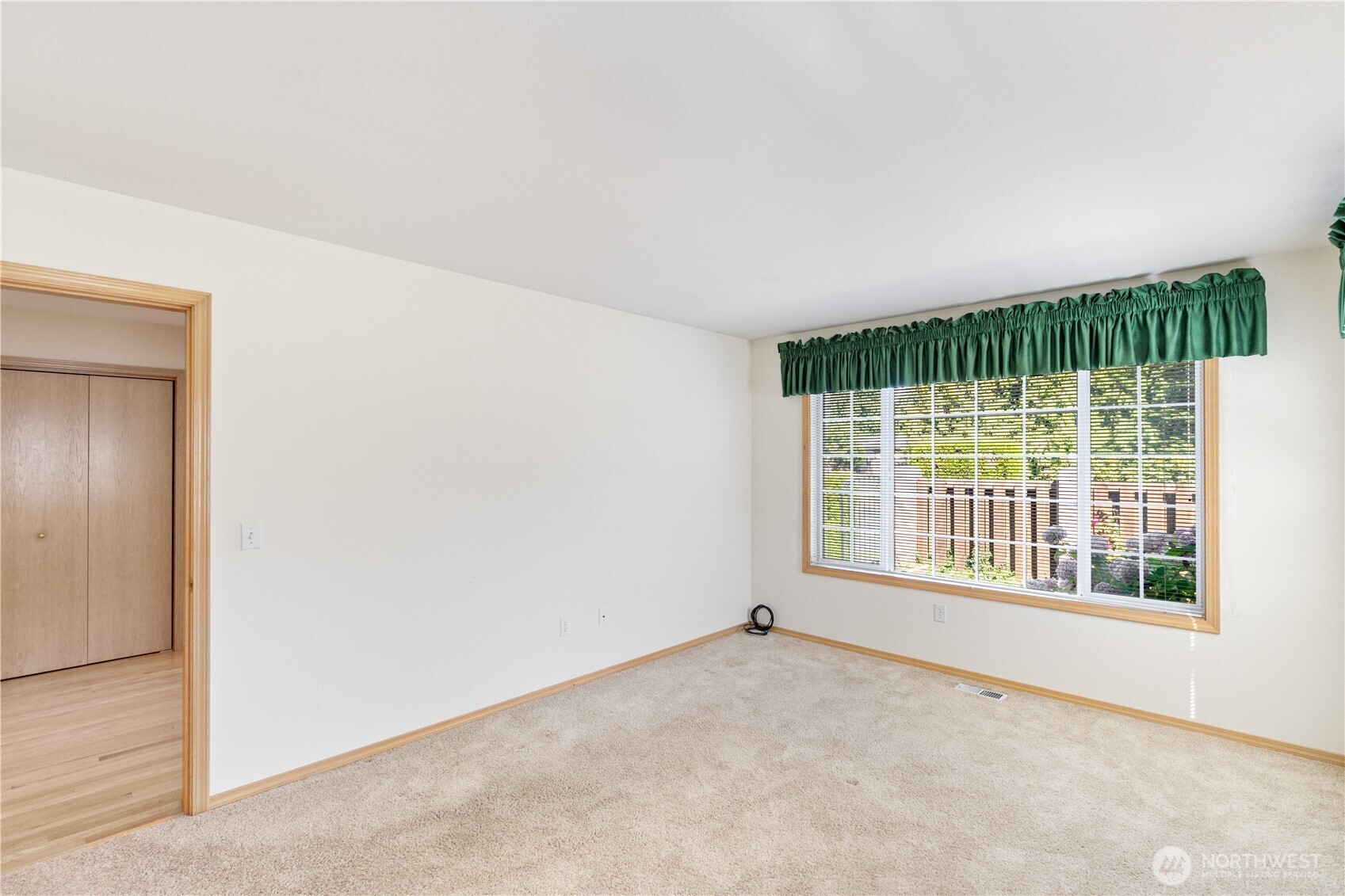 292 Foursome Drive Sequim, WA 98382 - Photo 23 of 32 an empty room with a window