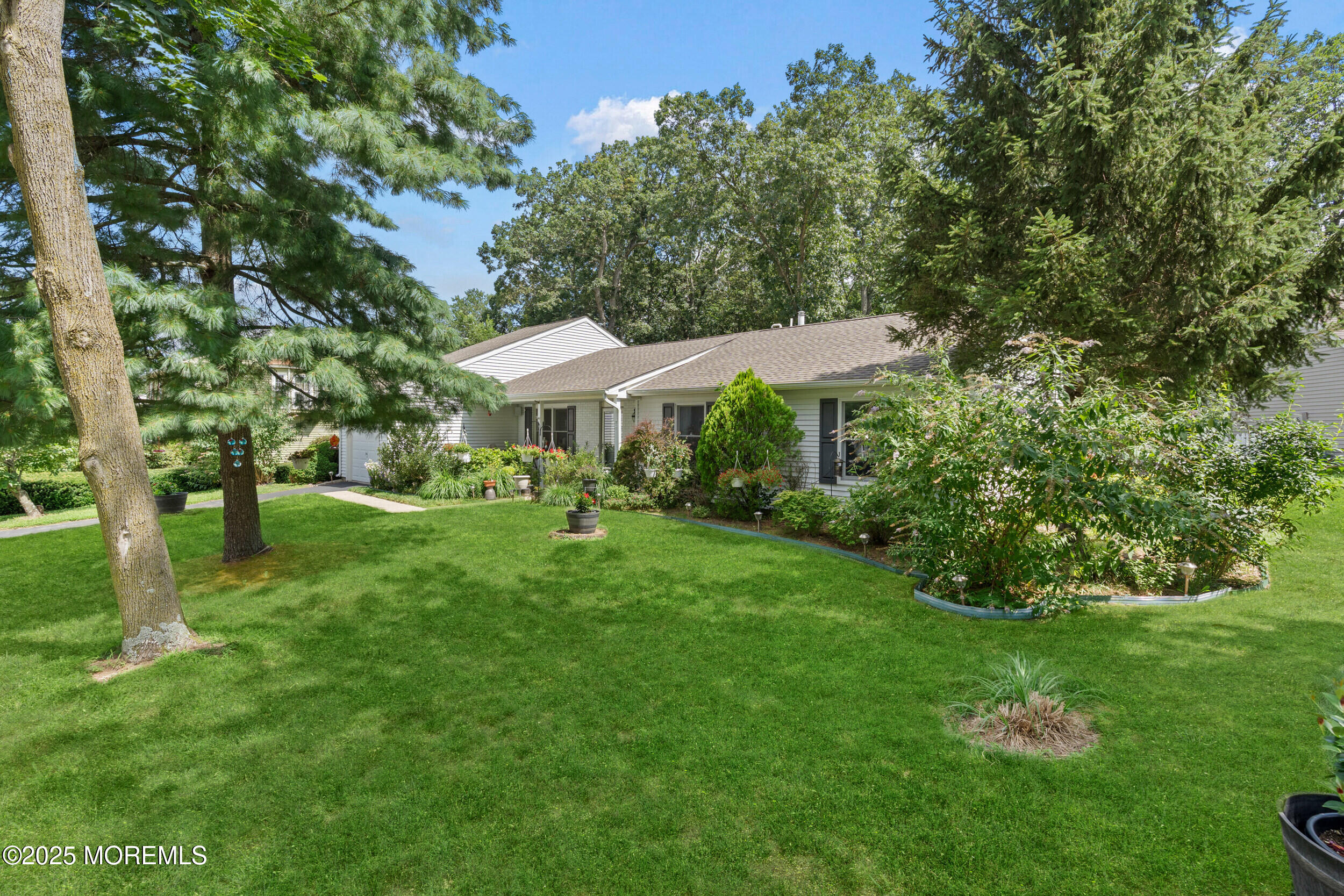 7 Lamp Post Court Howell, NJ 07731 - Photo 4 of 28 012