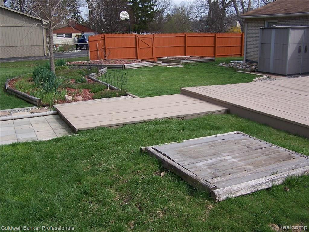 186 West Wattles Road Troy, MI 48098 - Photo 21 of 23 Flower Garden