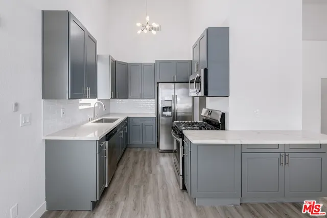 $2,795 | 6941 Hazeltine Avenue, Van Nuys, CA 91405