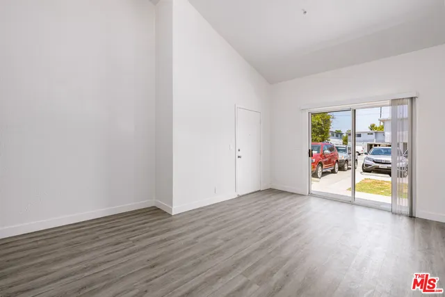 $2,795 | 6941 Hazeltine Avenue, Van Nuys, CA 91405