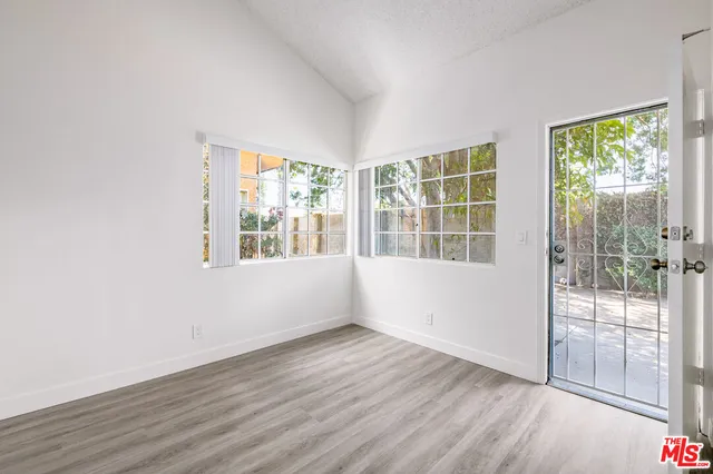 $2,795 | 6941 Hazeltine Avenue, Van Nuys, CA 91405