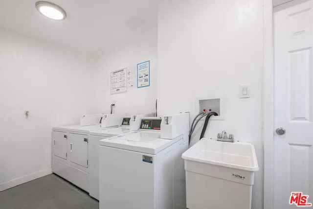 $2,795 | 6941 Hazeltine Avenue, Van Nuys, CA 91405