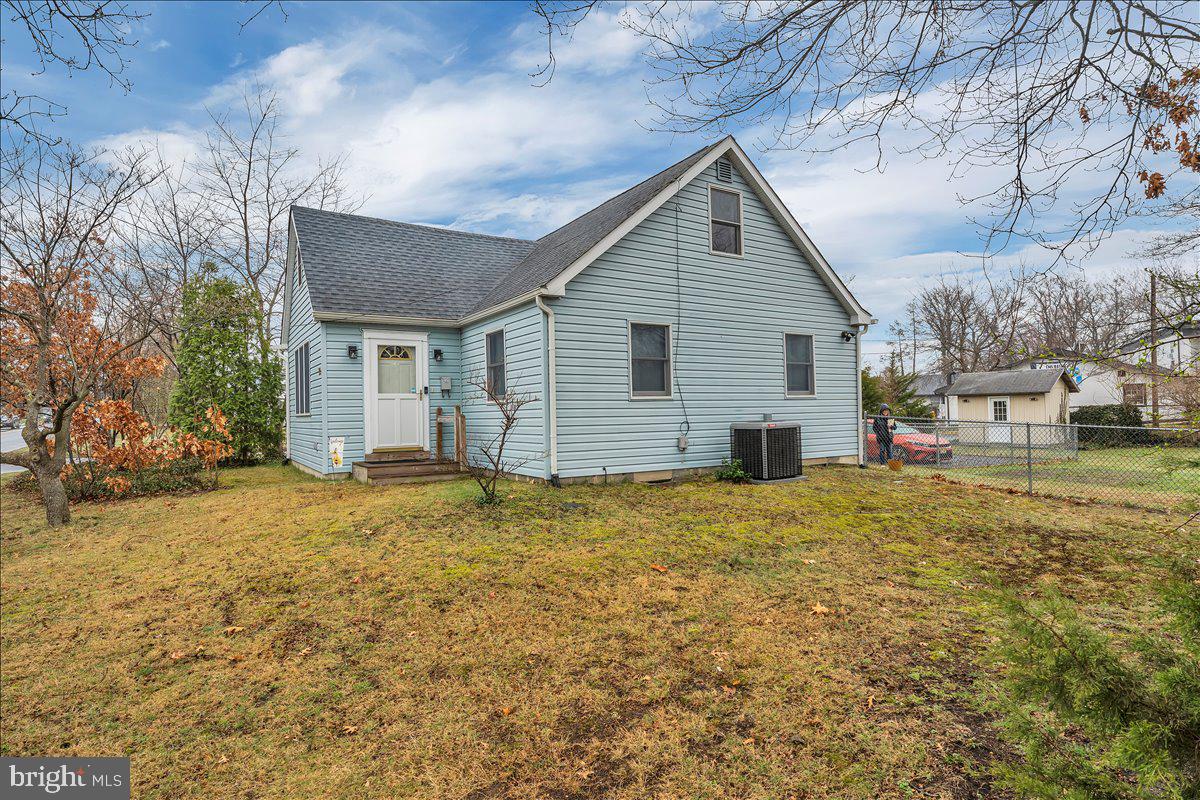 20 West Laurel Road Stratford, NJ 08084 - Photo 22 of 24 a view of a house with a yard