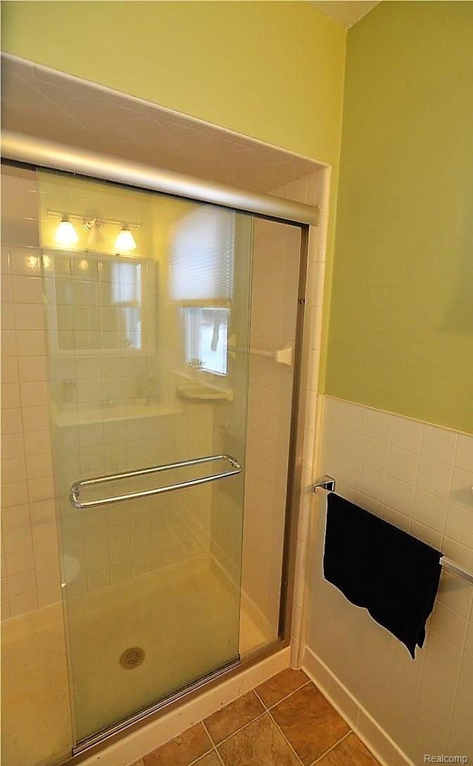 11184 Linden Road Linden, MI 48451 - Photo 12 of 30 SUBWAY STYLE WHITE TILE