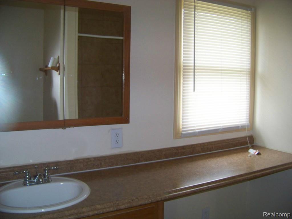 51525 Shelby Road Utica, MI 48316 - Photo 6 of 46 100_5683.jpg