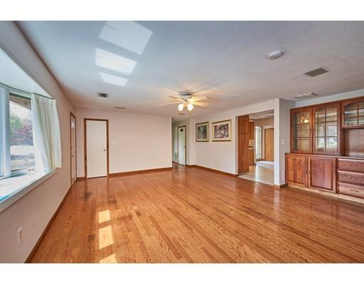 687 Bradley Road Springfield, MA 01109 - Photo 7 of 30