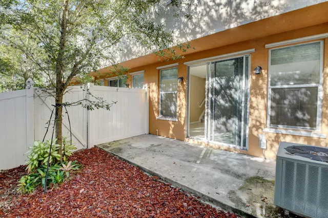 $2,300 | 116 Williams Court, Palm Springs, FL 33461