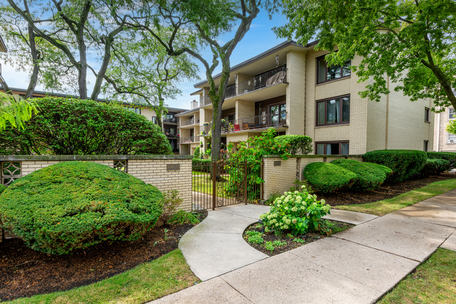 1029 Washington Boulevard, Unit 102 Oak Park, IL 60302 - Photo 1 of 24 a view of a house with a garden