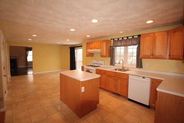 37 Kelly Road Dracut, MA 01826 - Photo 8 of 20 Gallery Image 8