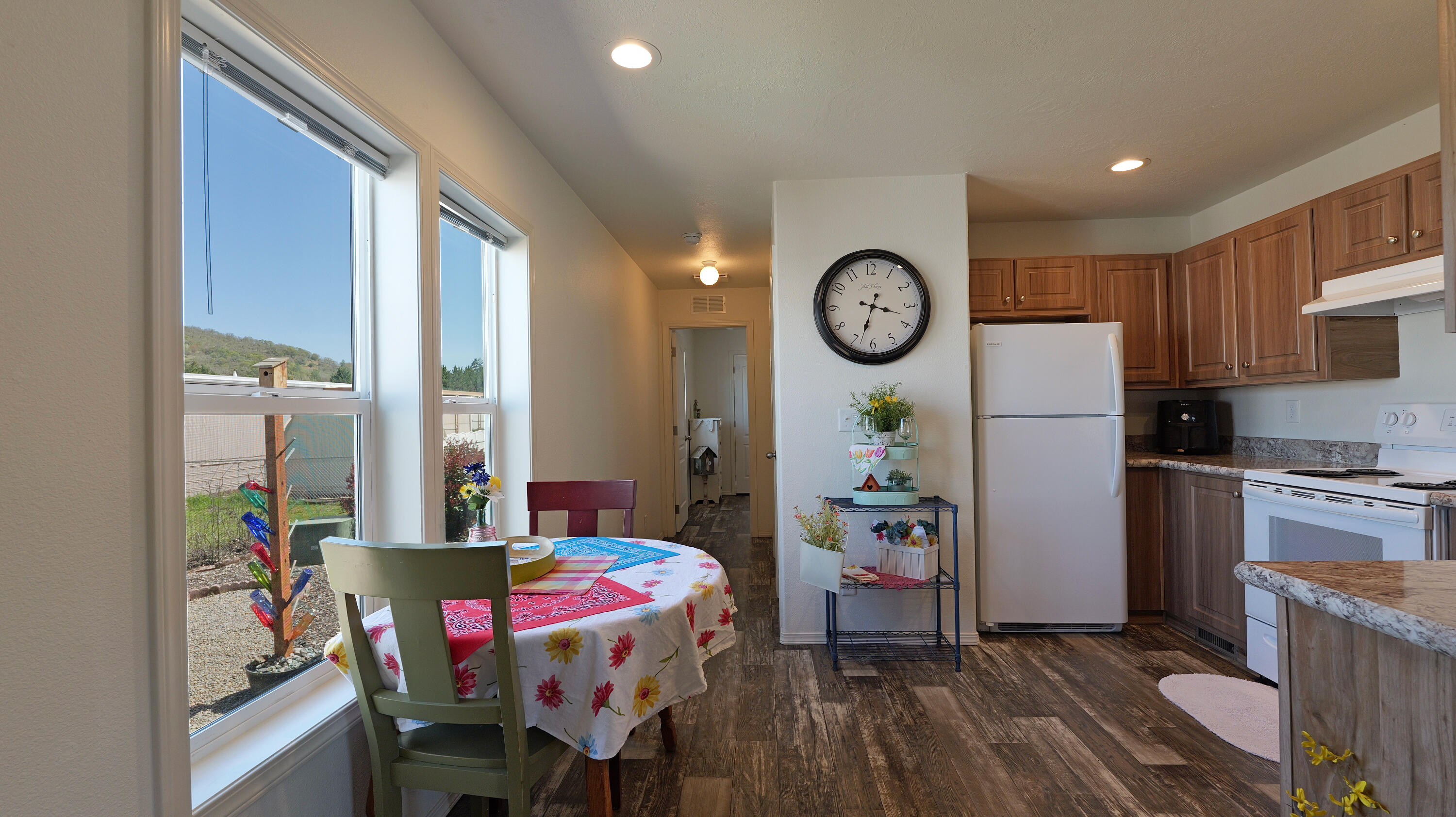 8401 Old Stage Road, Unit 13 Central Point, OR 97502 - Photo 31 of 63 Kitchen/Dining