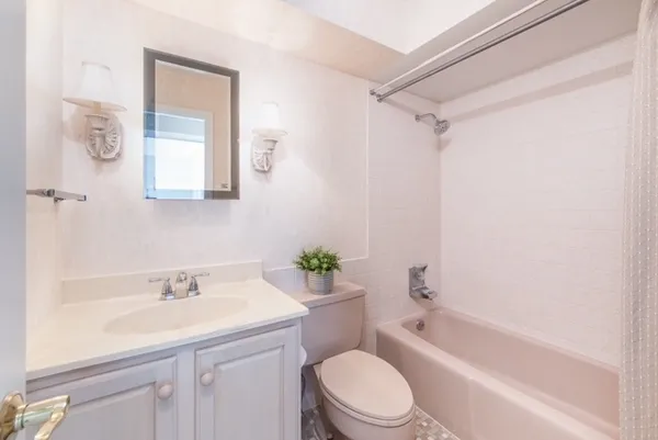 $2,450 | 2400 Windsor Mall, Unit 2H, Park Ridge, IL 60068