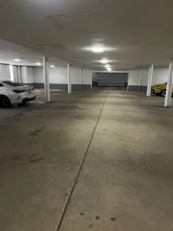 $2,350 | 2400 Windsor Mall, Unit 2H, Park Ridge, IL 60068