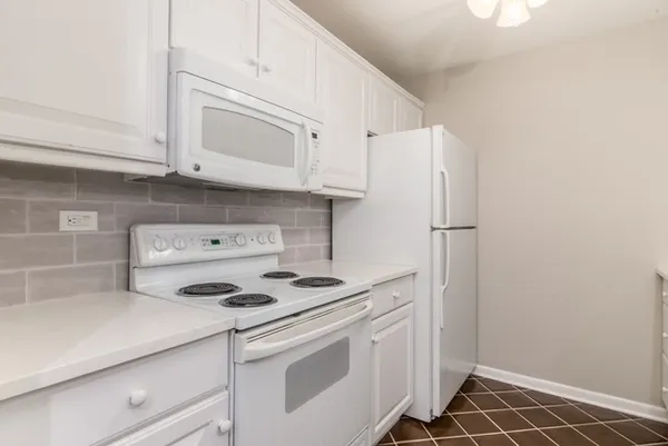 $2,450 | 2400 Windsor Mall, Unit 2H, Park Ridge, IL 60068
