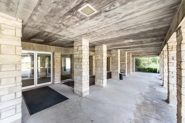 $2,450 | 2400 Windsor Mall, Unit 2H, Park Ridge, IL 60068