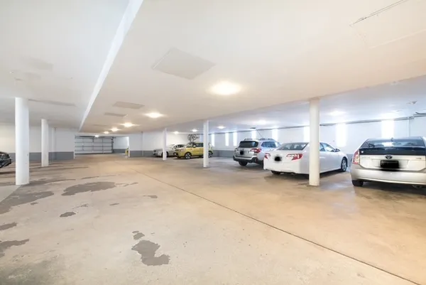 $2,450 | 2400 Windsor Mall, Unit 2H, Park Ridge, IL 60068