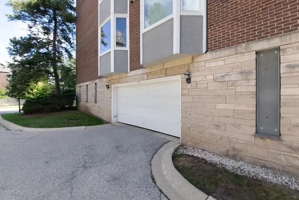 $2,450 | 2400 Windsor Mall, Unit 2H, Park Ridge, IL 60068