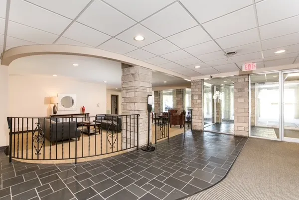 $2,450 | 2400 Windsor Mall, Unit 2H, Park Ridge, IL 60068