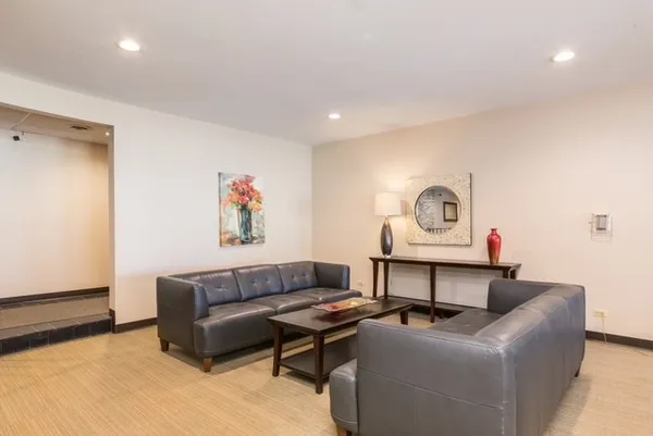 $2,450 | 2400 Windsor Mall, Unit 2H, Park Ridge, IL 60068