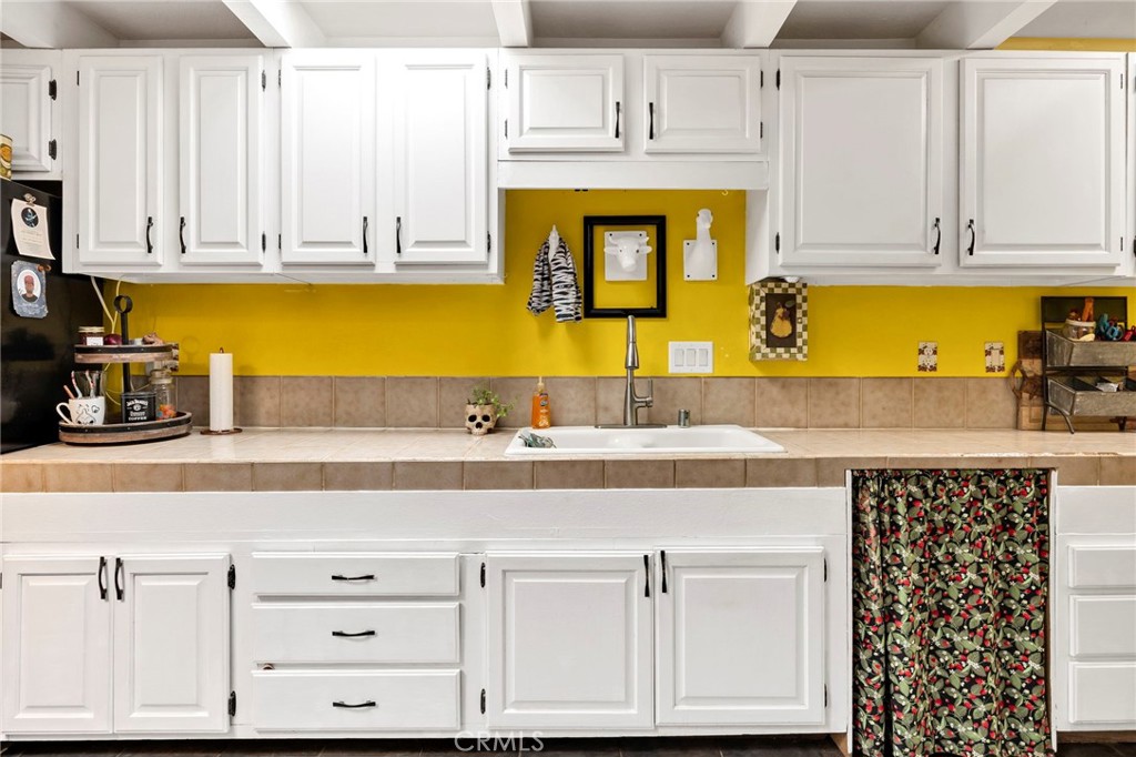 614 Gibbel Road Hemet, CA 92543 - Photo 9 of 30 a bathroom with a sink a mirror and bathtub
