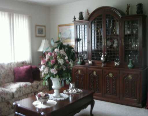 53 Fox Ridge Crescent, Unit 53 Warwick, RI 02886 - Photo 4 of 5 Living Room.