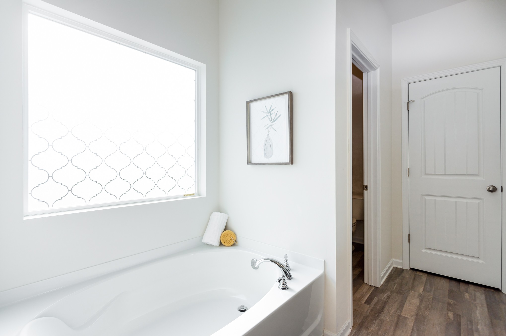 525 Burchell Lane Columbia, TN 38401 - Photo 25 of 35 a bathroom with a bathtub and a window