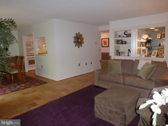 109 Cross Keys Road, Unit R109E Baltimore, MD 21210 - Photo 14 of 30 Living Room