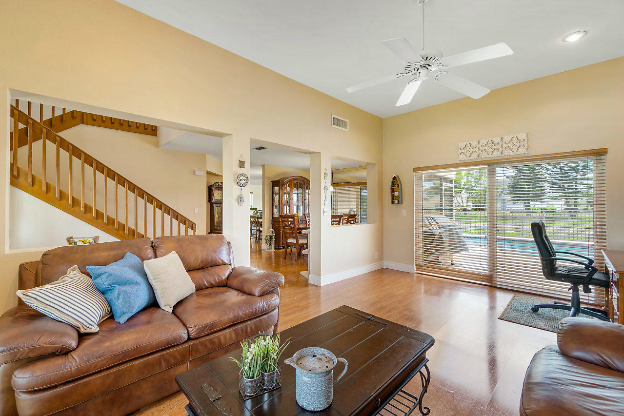 12043 Rockwell Way Boca Raton, FL 33428 - Photo 4 of 28 Living room