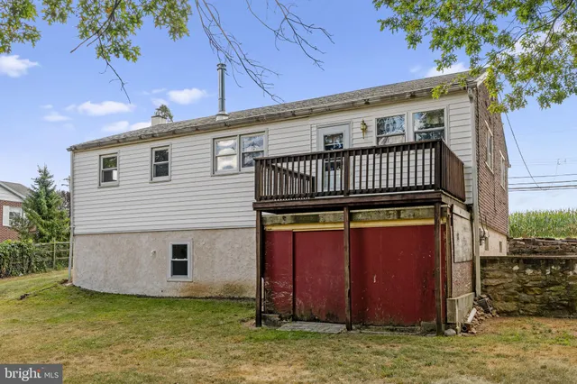 a view of a house with backyard