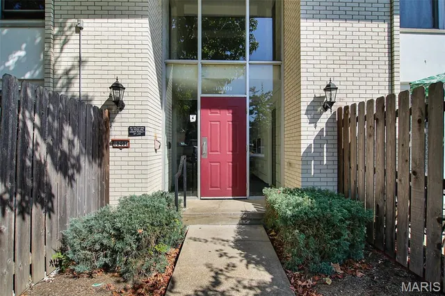 $99,900 | 10401 Briarbend Drive, Unit 2, St. Louis, MO 63146