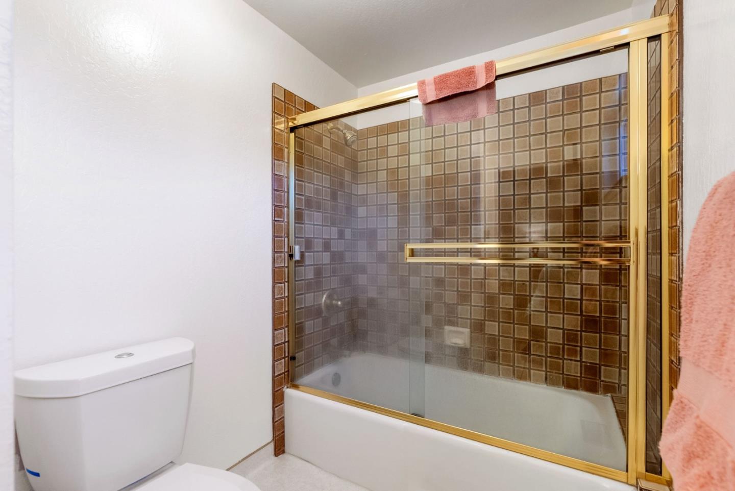 135 Stephen Road Aptos, CA 95003 - Photo 24 of 44 a bathroom with a bathtub and a toilet