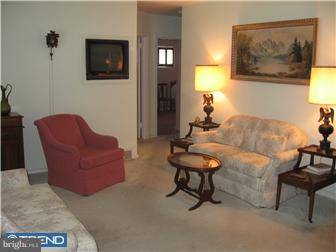 2102 Fortune Road Glenside, PA 19038 - Photo 2 of 9 Living Room