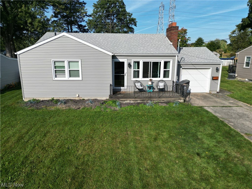 2658 Brunswick Road Youngstown, OH 44511 - Photo 1 of 33 View of front of home with garage and a front lawn