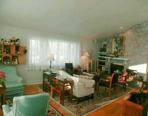 302 Field Club Ridge Road Pittsburgh, PA 15238 - Photo 2 of 8 Living Room.