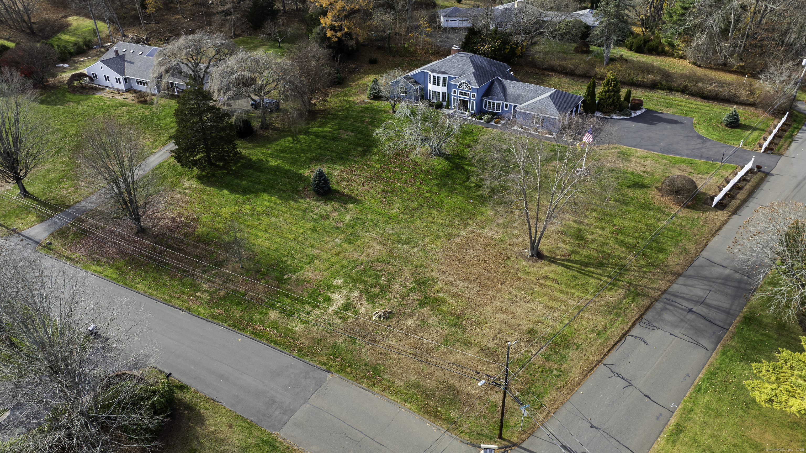 15 Griffing Pond Road Branford, CT 06405 - Photo 4 of 40 a view of a backyard with plants
