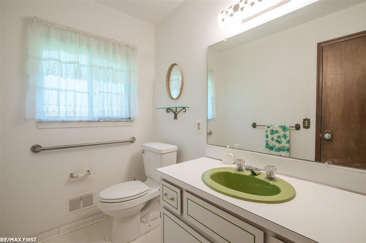 2098 Chalet Drive Rochester, MI 48309 - Photo 27 of 36 50043240-26.JPG