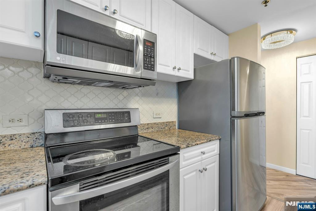 100 Old Palisade Road, Unit 3101 Fort Lee, NJ 07024 - Photo 13 of 28 a kitchen with appliances and cabinets