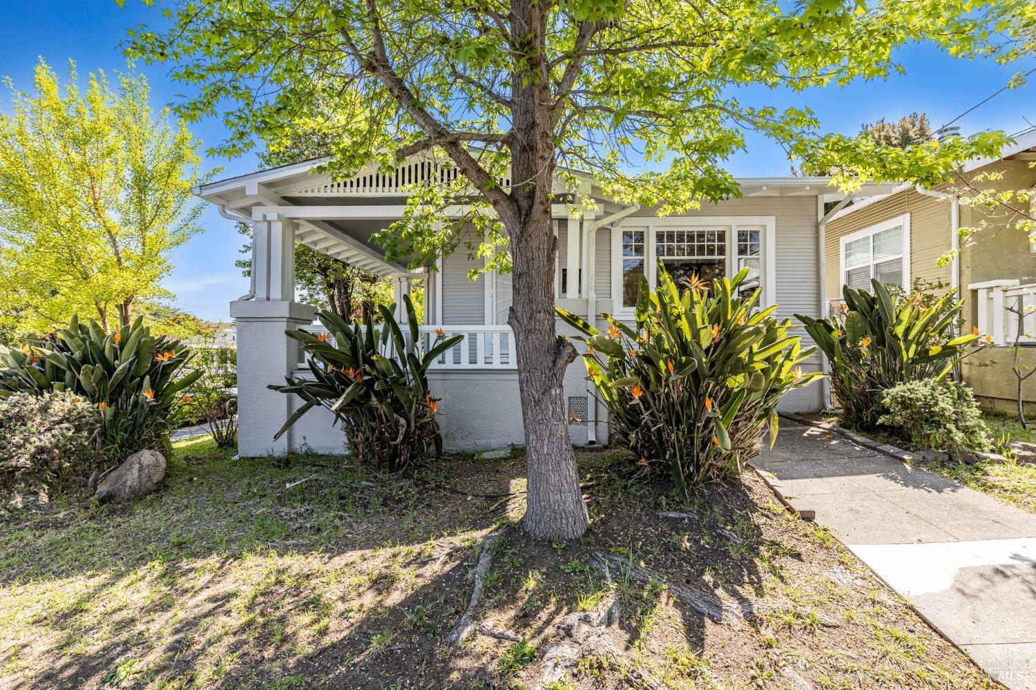 a view of outdoor space yard and porch