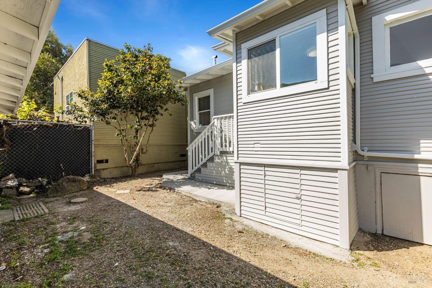 1528 Sutter Street Vallejo, CA 94590 - Photo 29 of 33 a backyard of a house